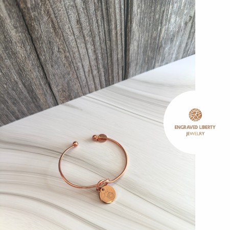 Node Bangle armbånd gullbelagt med rund graveringsplate