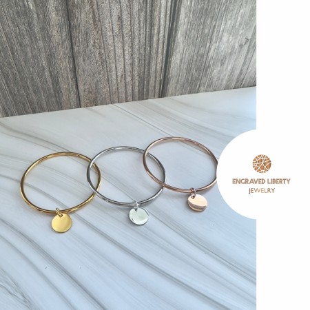 « Nala » Bangle armbånd gullbelagt med rund graveringsplate